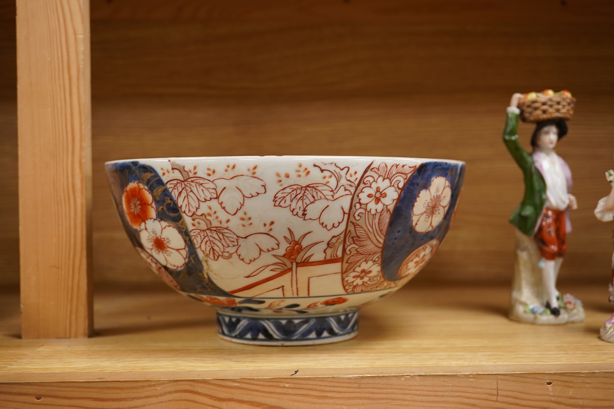 An 18th century Japanese Arita Imari bowl, 23.5cm diameter